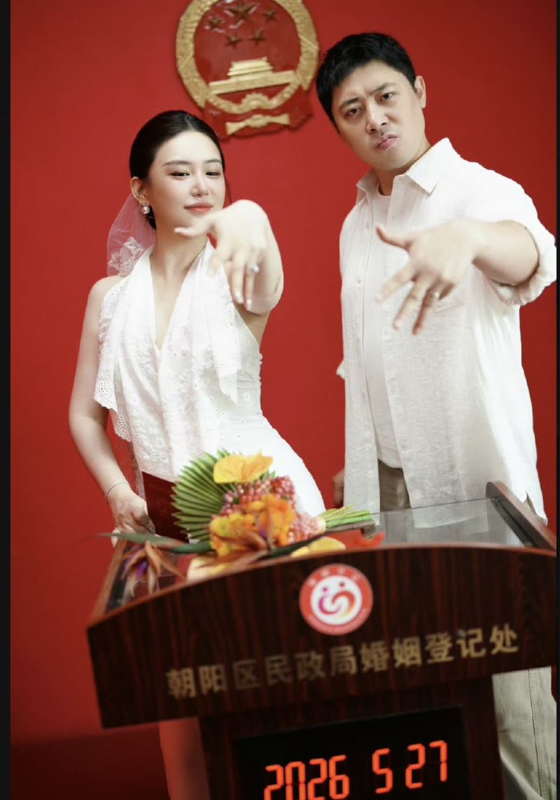 中國喜劇演員肖旭日前開心宣布結婚喜訊，原本收穫大批網友祝福，沒想到婚訊公開不到一天，卻意外引爆感情爭議。（圖／翻攝自肖旭微博）