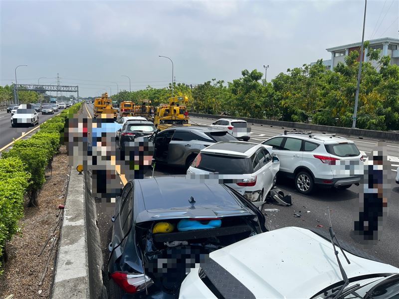55歲蕭男疑因未保持安全距離追撞前車。（圖／翻攝畫面）
