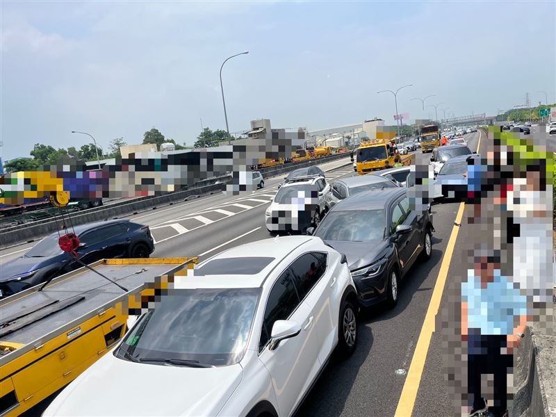 國道1號北向彰化埤頭路段7輛車撞成團。（圖／翻攝畫面）