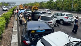 國道1彰化段「7車連環撞」轎車撞成團！55歲男未保持車距釀禍　2傷送醫（圖／翻攝畫面）
