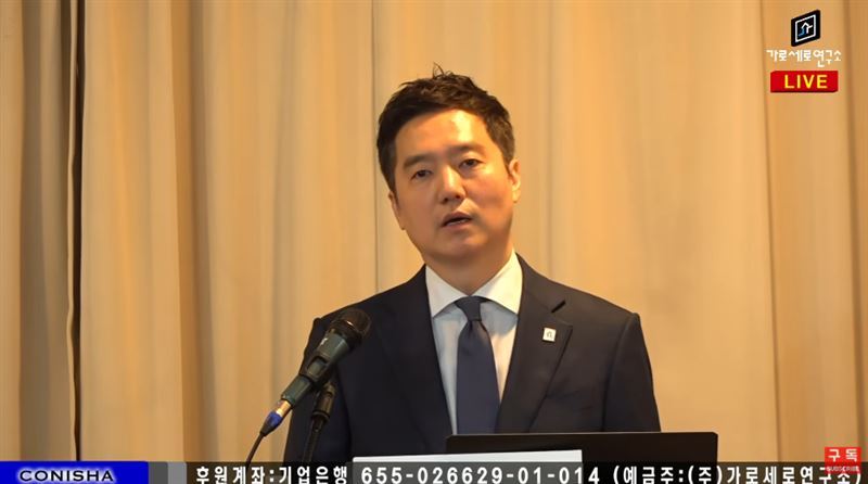金世義因涉嫌散布不實內容及偽造AI音檔等爭議，日前遭法院裁定羈押。（圖／翻攝自《橫豎研究所》YouTube）