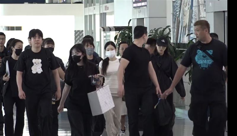 泰妍抵達高雄小港機場。(圖/讀者提供)