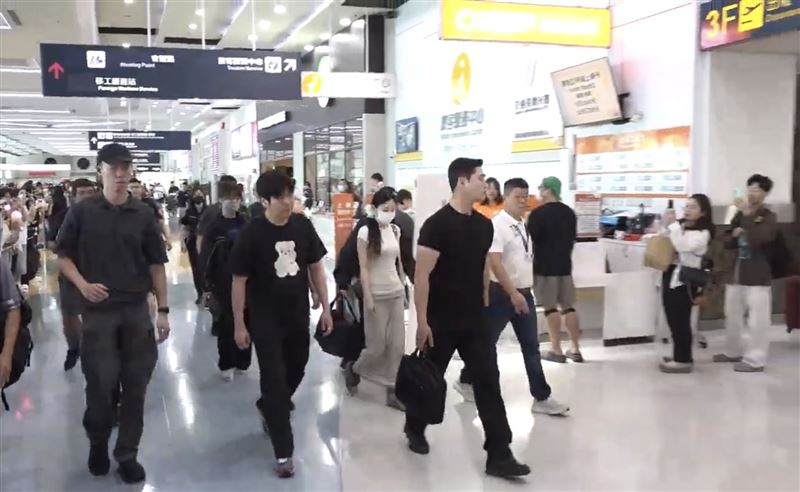 泰妍抵達高雄小港機場。(圖/讀者提供)