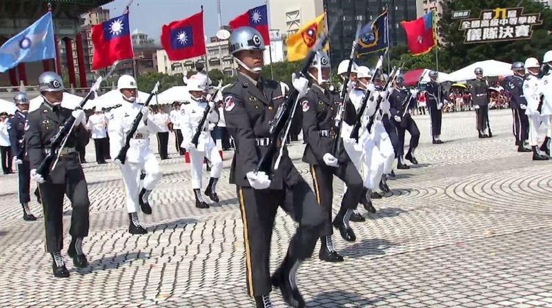 三軍儀隊暨示範樂隊聯合操演（圖／翻攝自青年日報臉書直播）