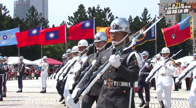三軍儀隊暨示範樂隊聯合操演（圖／翻攝自青年日報臉書直播）