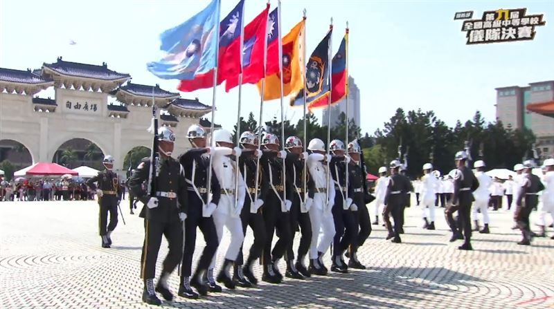 三軍儀隊暨示範樂隊聯合操演（圖／翻攝自青年日報臉書直播）