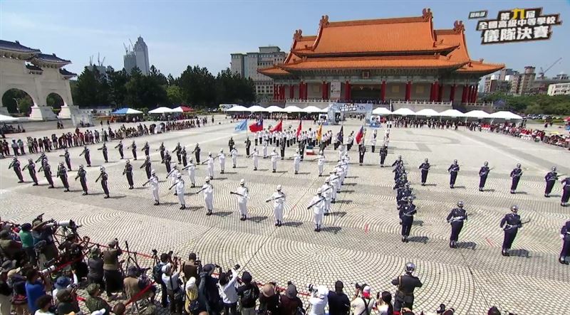 三軍儀隊暨示範樂隊聯合操演（圖／翻攝自青年日報臉書直播）