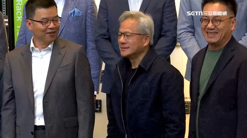 29日輝達舉行「NVIDIA AI Factory MGX Ecosystem Ceremony」,黃仁勳(中)發表演說。(圖/三立新聞)