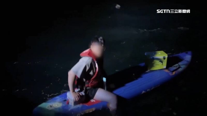 澎湖有一名民眾在玩SUP時不小心把划槳給弄掉了，不斷被大風浪往外海帶出去