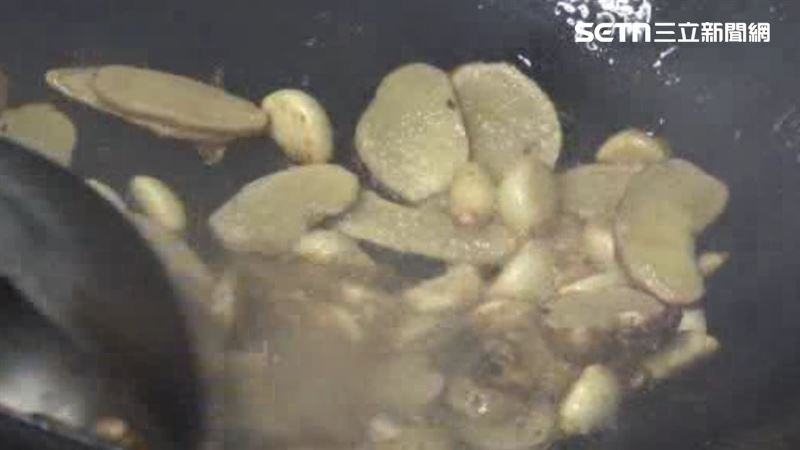 不少人煮菜仰賴辛香料爆香。(圖/資料照)