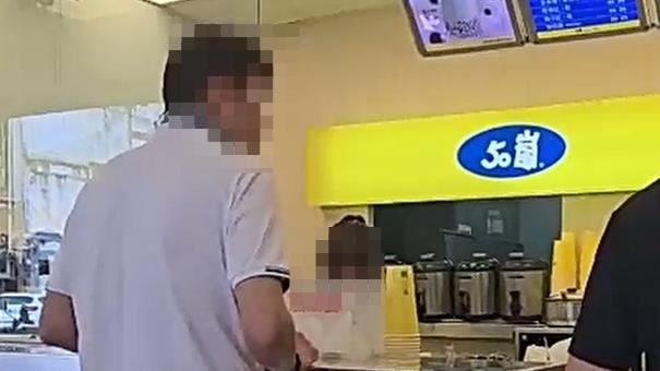 立領男飆50嵐店員!怒嗆:找人開車撞死你
