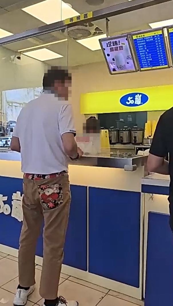 台中市區一家50嵐飲料店發生消費糾紛，男客恐嚇店員要開車撞人。（圖／翻攝畫面）