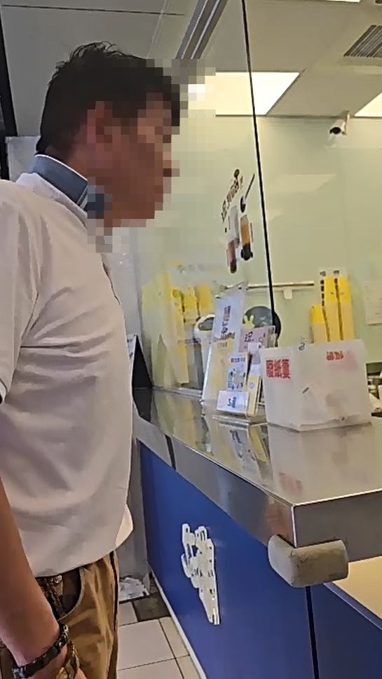 男子疑不滿店員回覆方式，怒嗆「我客人耶！你什麼ＸＸ態度！」（圖／翻攝畫面）