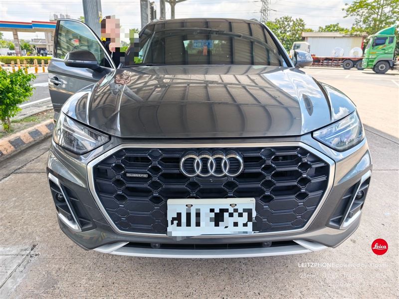 奧迪休旅車水箱罩與保桿受損。(圖/翻攝畫面)