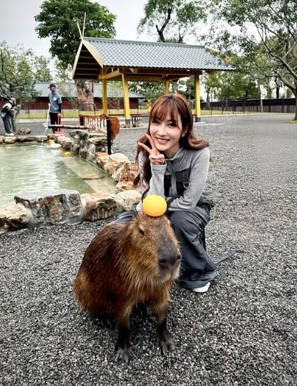 在思考友情與工作機緣後,曾莞婷最終決定重新背起行囊投入錄影,放下先前的猶豫與壓力,選擇再次挑戰外景節目。(圖/翻攝自曾莞婷IG)