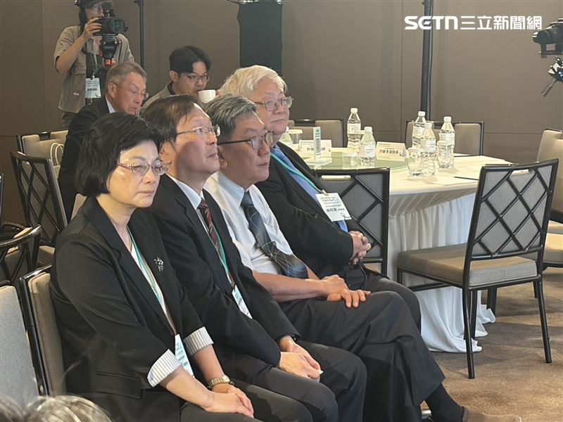 李秉穎（右二）今出席「HPV防治20週年專家交流會」，與多位公衛、政策與臨床專家齊聚一堂。（圖／記者簡浩正攝影）