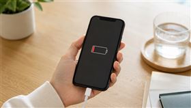 手機充電、低電量、多工模式、手機省電、關閉手機背景程式、APP。（示意圖／AI生成）