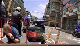 騎士下跪磕頭道歉。（圖／翻攝自WoWtchout - 地圖型行車影像分享平台）