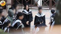孫淑媚碩士畢業現身　世新典禮成焦點