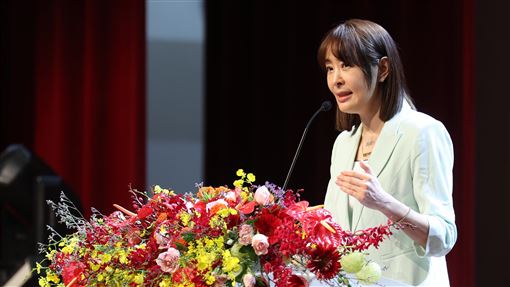 賈永婕出席世新畢典　勉學子擁有叛逆靈魂