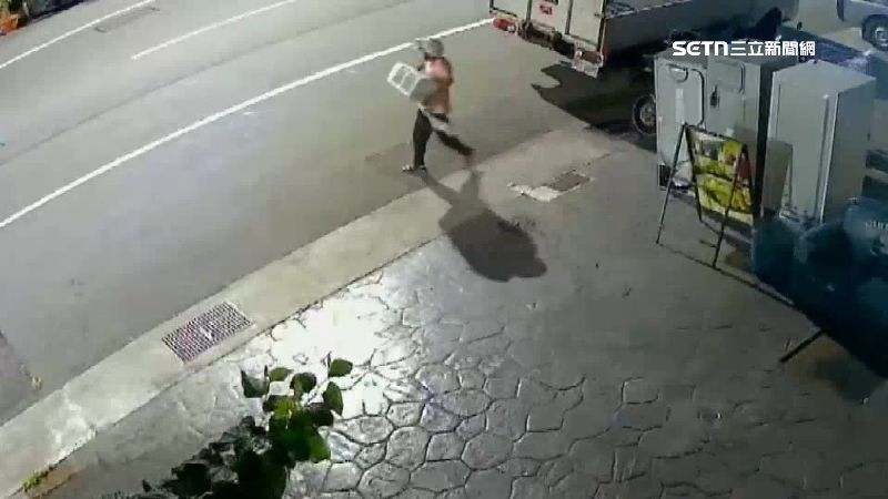 婦人偷完冷氣後，徒步搬著走500公尺