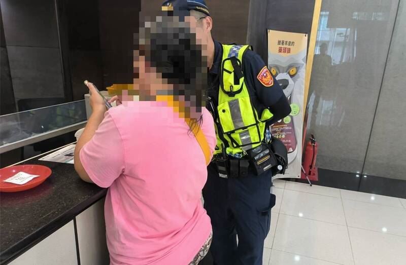 台股叩關4萬5千點引詐騙危機，台中婦向警方坦言提領200萬，是要面交給網路投顧代為炒股。（圖／翻攝畫面）