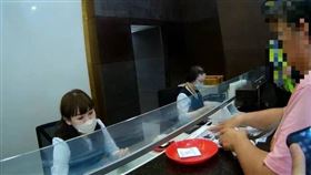 台股叩關4萬5千點引詐騙危機，台中婦臨櫃提領200萬稱「幫友繳稅」，行員察覺有異報警勸阻。（圖／翻攝畫面）