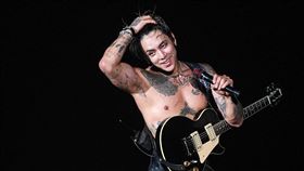 韓國創作歌手DPR IAN首度站上高雄世運舞台。（圖／讀者提供） 