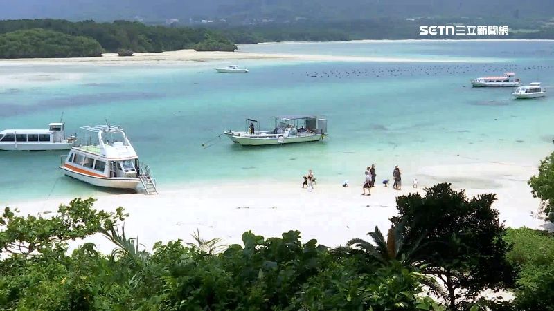 日本石垣島擁有「米其林綠色指南」三星評價的川平灣，海水更是清澈到幾乎完全透明