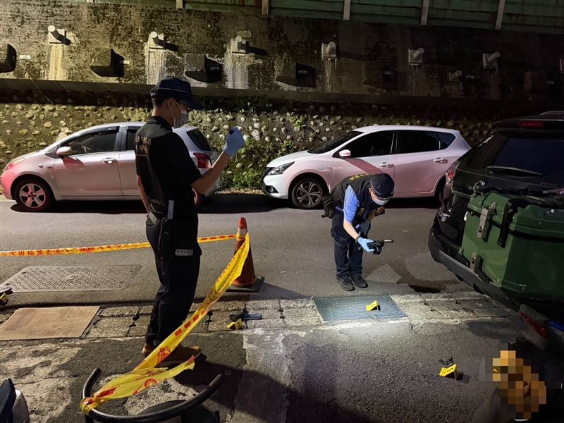 王男刺殺母親後突然從高處墜落死亡。（圖／翻攝畫面）