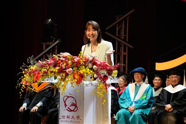 賈永婕在世新大學畢典上演講，鼓勵畢業生在快速變動的環境裡，保持敢於嘗試的膽識。（圖／世新大學提供）