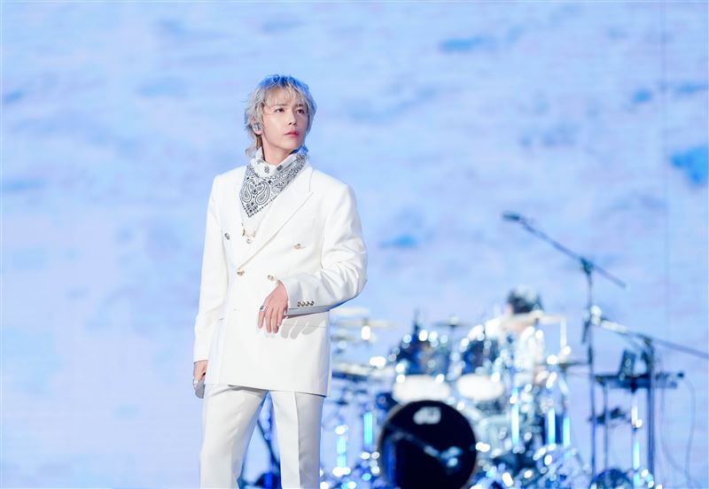 韓國人氣樂團FTISLAND登上高雄世運主場館演出，嗨唱神曲「南部弄假牙」。（圖／讀者提供）