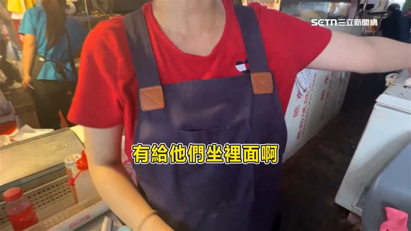 店家表示，店內大桌只有2桌，並且是尖峰時段，但當天有給他們坐裡面