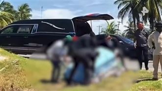 顯靈？葬禮棺木突解體　遺體滑落親友嚇傻