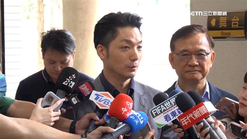 蔣萬安發言風格一向穩健，近日卻被質疑他是讀稿機