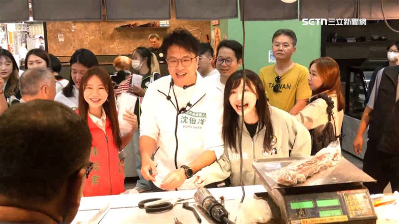 北市長參選人沈伯洋特別到大龍市場掃街，漁貨掉到地板還蹲下來幫忙撿，展現親民作風