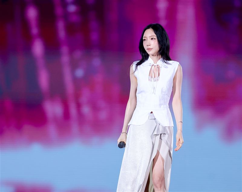 太妍登上高雄世運主場館演出，一身白色套裝像仙女下凡。（圖／讀者提供）