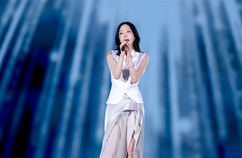 太妍登上高雄世運主場館演出，一身白色套裝像仙女下凡。（圖／讀者提供）