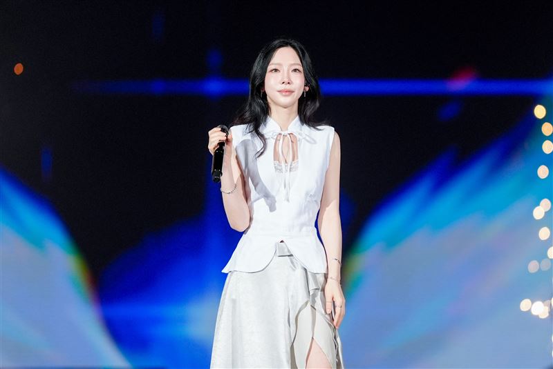 太妍登上高雄世運主場館演出，一身白色套裝像仙女下凡。（圖／讀者提供）