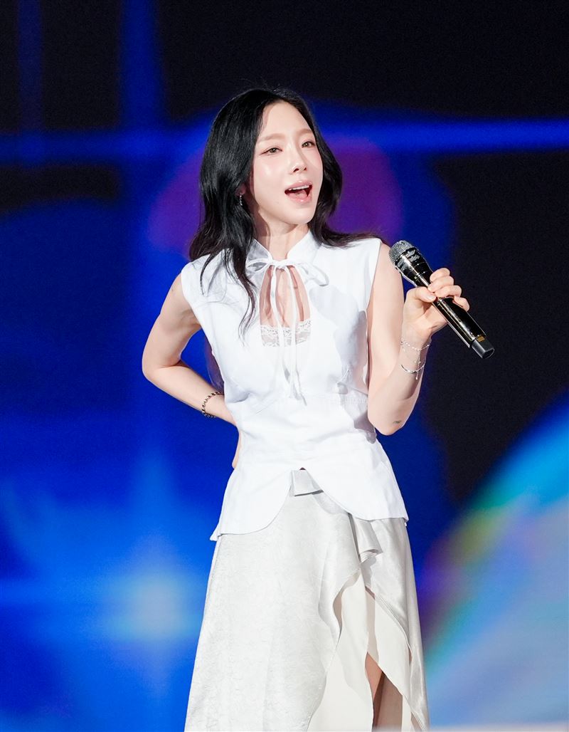 太妍登上高雄世運主場館演出，一身白色套裝像仙女下凡。（圖／讀者提供）