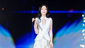 太妍登上高雄世運主場館演出，一身白色套裝像仙女下凡。（圖／讀者提供） 