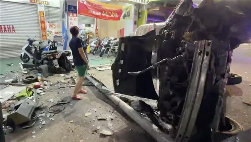 台中,南區,車禍,76歲伯,開車暴衝,騎士,骨盆碎,無呼吸,命危（圖／翻攝畫面）