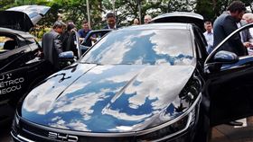 中國汽車進軍巴西市場中國汽車大舉進軍巴西市場，比亞迪還在當地設廠。圖為2025年12月6日在巴西利美拉市，中國駐聖保羅總領館、巴西中企協在中國文化日活動展出多輛中國新能源汽車。（中新社提供）中央社　115年5月30日