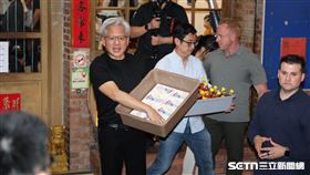 兆元宴登場！輝達執行長黃仁勳28日晚間於台北磚窯古早味懷舊餐廳宴請供應鏈夥伴。（圖／記者鄭孟晃攝影）