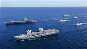 英美雙航艦軍力展示　展現對印太區域承諾由英國「威爾斯親王號」（左前）和美國「喬治華盛頓號」（左後）航空母艦率領的打擊群，18日聯合澳洲、挪威、加拿大軍艦，在帝汶海展示「雙航艦」打擊群操演陣容，展現對印太區域的安全承諾。（英國海軍提供）中央社記者陳韻聿倫敦傳真　114年7月19日