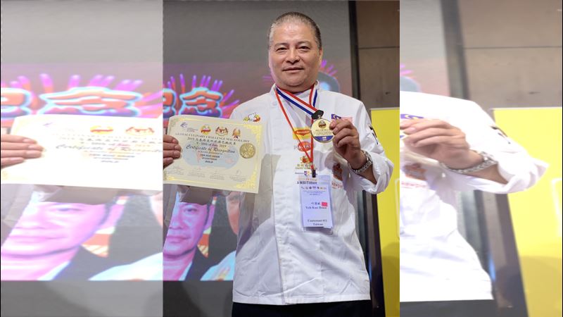 葉國献曾任嘉義市大北京餐廳董事長，常出國爭金奪銀，還獲選為年度十大觀光餐旅名師。（圖／翻攝畫面）