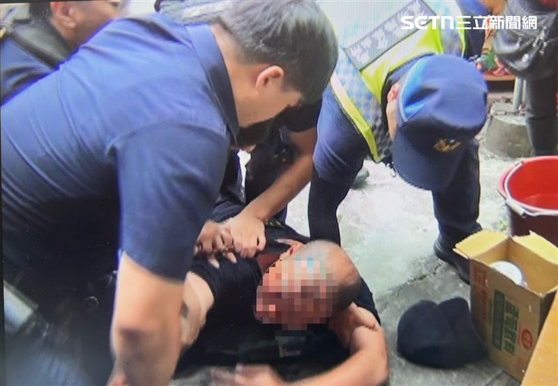 現場維安優勢警力見狀一擁而上,5人全被帶回警局。(圖/翻攝畫面)