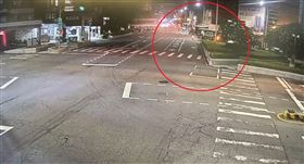 台中客運行經該路段時，不慎碰撞騎乘腳踏車的80多歲婦人。（圖／翻攝畫面）