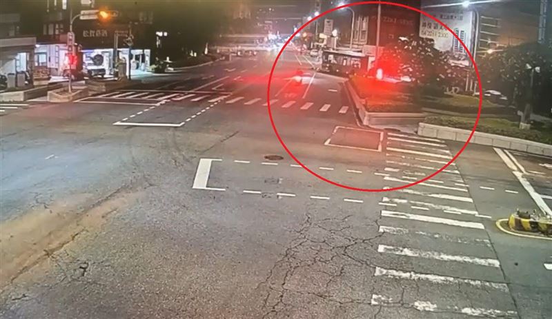 台中客運行經該路段時，不慎碰撞騎乘腳踏車的80多歲婦人。（圖／翻攝畫面）