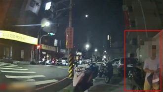 男當街抽喪屍煙彈！見警欲丟水溝滅證遭逮